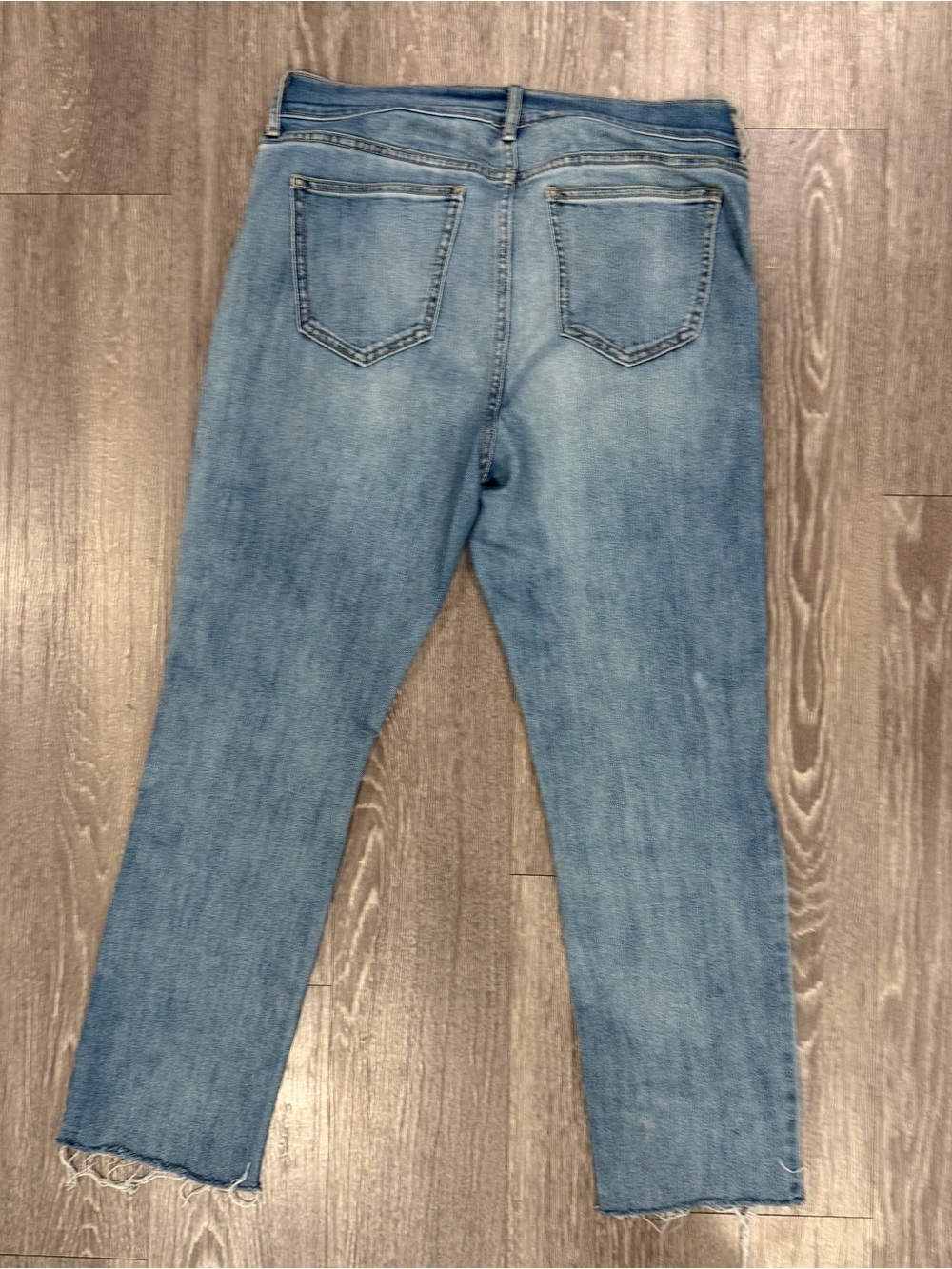 Old Navy Boyfriend Jeans in Faded Light Blue with Knee Distress - Picture 3 of 3